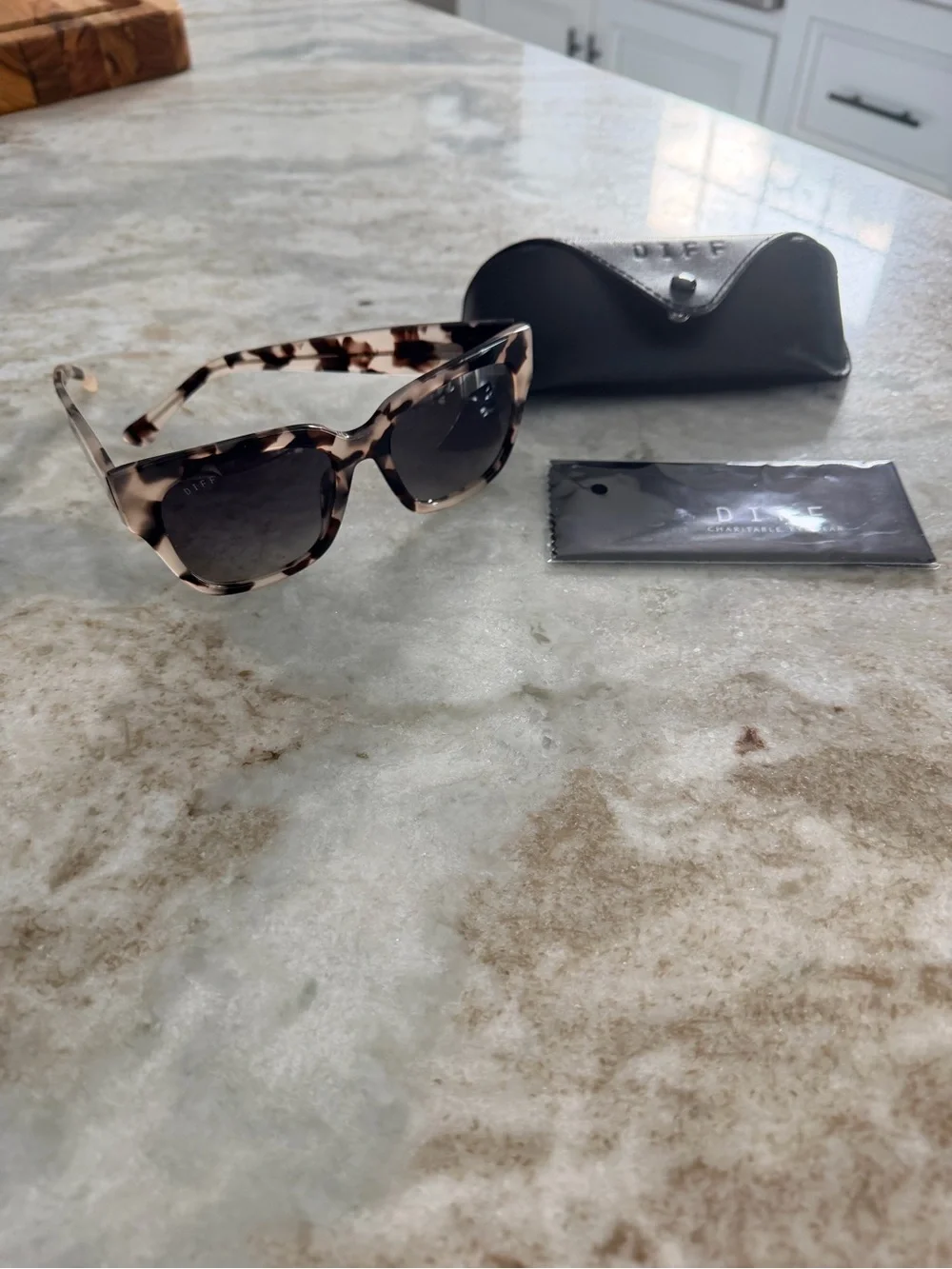 Diff Eyewear Women's BELLA II Cream Tortoise Gray Gradient Sunglasses